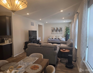 907 Greenland Square - Photo Thumbnail 12
