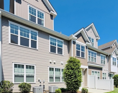 907 Greenland Square - Photo Thumbnail 12