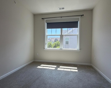 907 Greenland Square - Photo Thumbnail 24