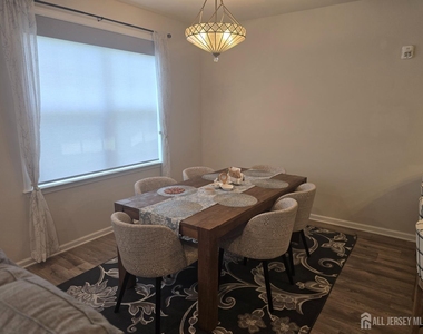 907 Greenland Square - Photo Thumbnail 10