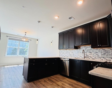 907 Greenland Square - Photo Thumbnail 16