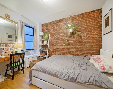 335 W 43rd Street - Photo Thumbnail 3