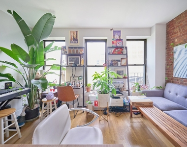 335 W 43rd Street - Photo Thumbnail 1