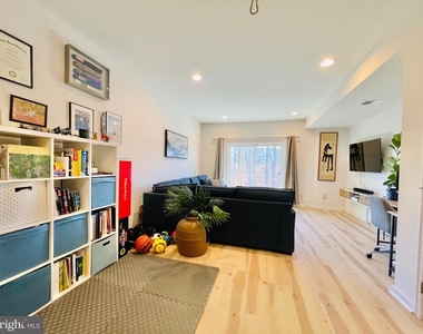 127 Streamview Drive - Photo Thumbnail 7