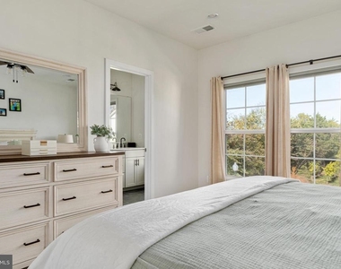 6746 Upland Manor Drive - Photo Thumbnail 9