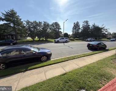 5515 Woodlawn Manor Court - Photo Thumbnail 2