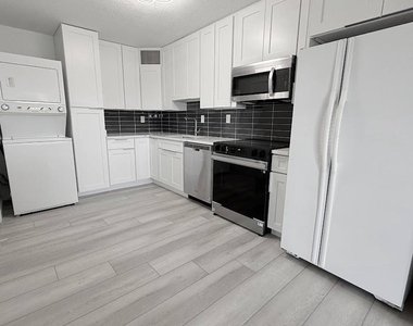 205 Yoakum Parkway - Photo Thumbnail 2