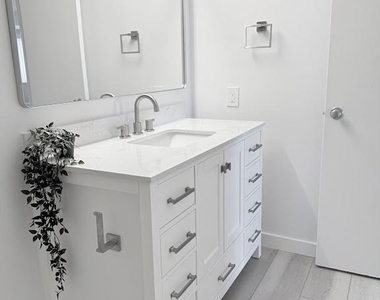 205 Yoakum Parkway - Photo Thumbnail 3