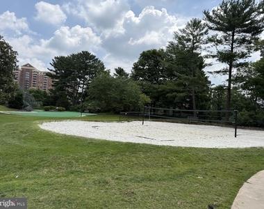 205 Yoakum Parkway - Photo Thumbnail 10