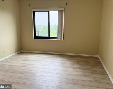205 Yoakum Parkway - Photo Thumbnail 4