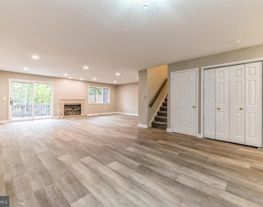 11 Astor Court - Photo Thumbnail 2