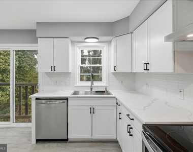 6915 Adel Street - Photo Thumbnail 9