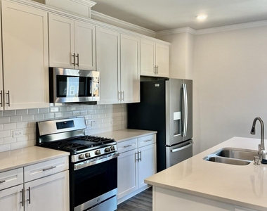 1009 Belloak Way - Photo Thumbnail 6