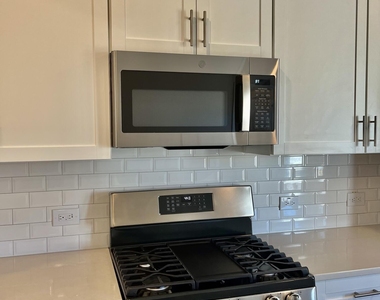 1009 Belloak Way - Photo Thumbnail 5