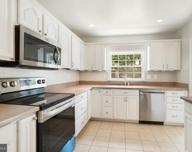 15950 Alameda Drive - Photo Thumbnail 6