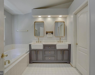 11906 Castlegate Court - Photo Thumbnail 25