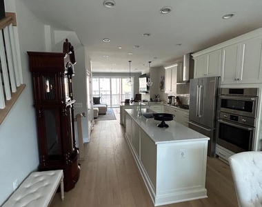 10324 Grosvenor Place - Photo Thumbnail 5