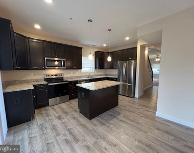 8925 Erie Avenue - Photo Thumbnail 4