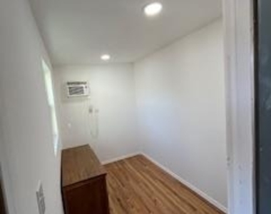 11403 Lakeside Dr - Photo Thumbnail 5