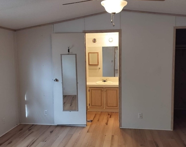 305 Woods Ln - Photo Thumbnail 9