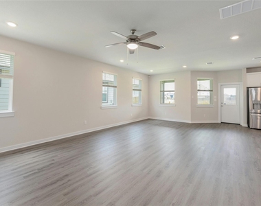 512 Clearlake Dr - Photo Thumbnail 4