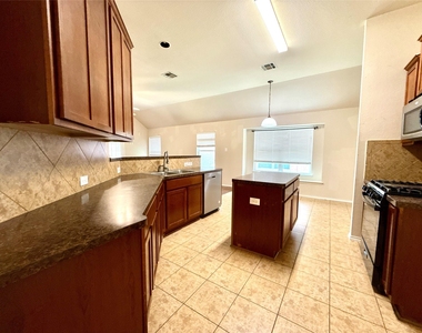 1213 Rainbow Parke Dr - Photo Thumbnail 4