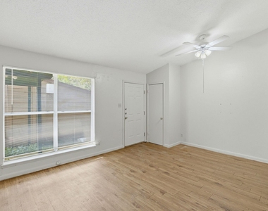 2314 Parker Ln - Photo Thumbnail 4