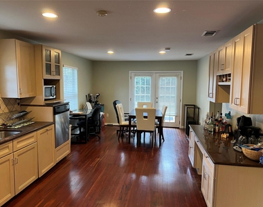922 E 50th St - Photo Thumbnail 9