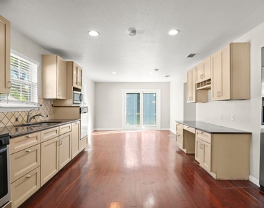 922 E 50th St - Photo Thumbnail 9