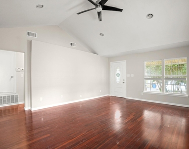 922 E 50th St - Photo Thumbnail 6