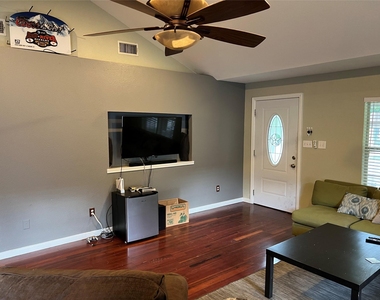 922 E 50th St - Photo Thumbnail 8