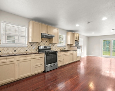 922 E 50th St - Photo Thumbnail 3