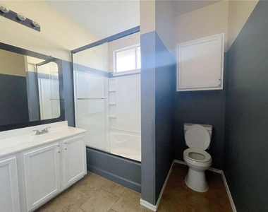 18208 Maxa Dr - Photo Thumbnail 8