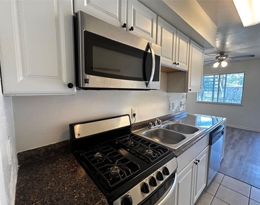 1010 W 23rd St - Photo Thumbnail 7