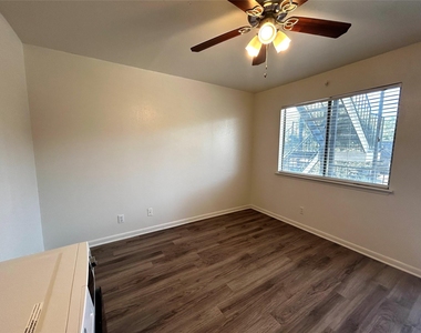 1010 W 23rd St - Photo Thumbnail 3