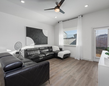 120 Scarborough Way - Photo Thumbnail 7