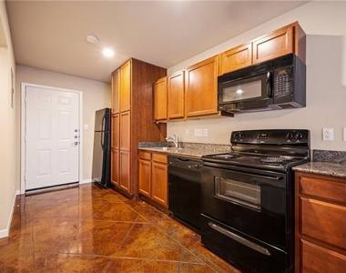 301 W 38th St - Photo Thumbnail 5