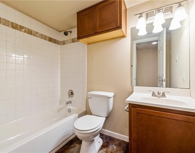 301 W 38th St - Photo Thumbnail 10