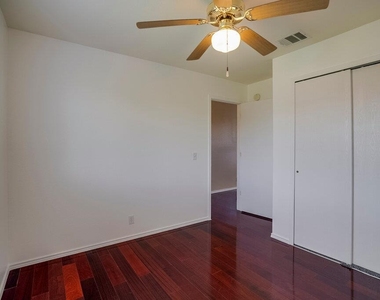 918 Estate Dr - Photo Thumbnail 10