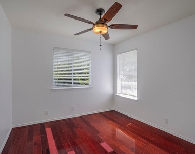 918 Estate Dr - Photo Thumbnail 13