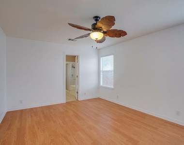 918 Estate Dr - Photo Thumbnail 6
