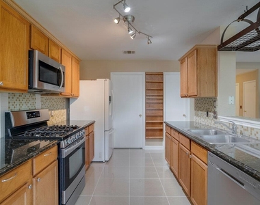 918 Estate Dr - Photo Thumbnail 5