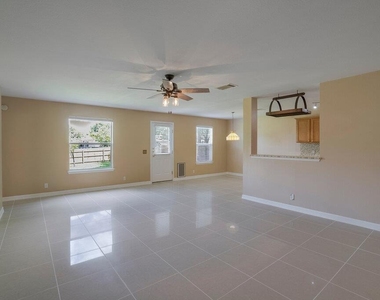 918 Estate Dr - Photo Thumbnail 3