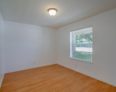 918 Estate Dr - Photo Thumbnail 12