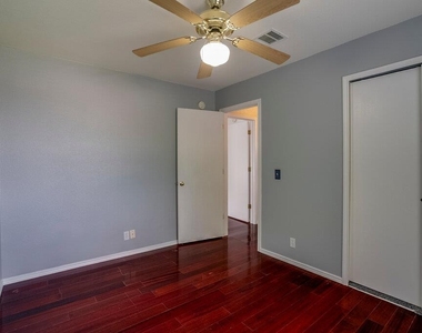 918 Estate Dr - Photo Thumbnail 15