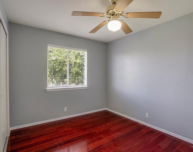 918 Estate Dr - Photo Thumbnail 16