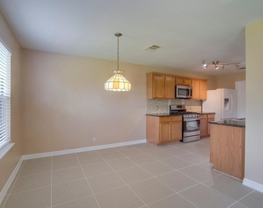 918 Estate Dr - Photo Thumbnail 4