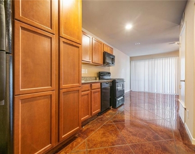 301 W 38th St - Photo Thumbnail 3