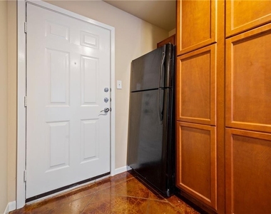 301 W 38th St - Photo Thumbnail 4