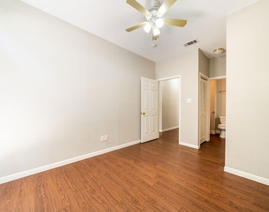 2300 Leon St - Photo Thumbnail 24